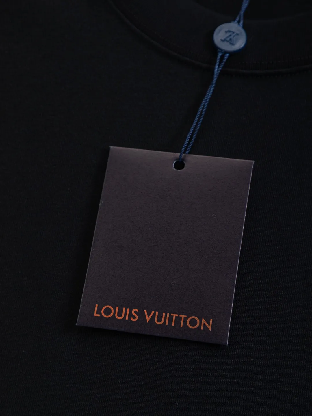 🅿️220 Louis Vuitton 1V LV lv slightly wide version S-XL LV 26ss new products are available at counters simultaneously. Multiple craftsmanship. Spotted letter logo on the chest🪡 embroidery. Large spotted letter logo on the back panel🪡 embroidery. Round neck short-sleeved T-shirt, same style for men and women! Consigned to one-to-one creation. Synchronized with the official website, pure cotton fabrics at the counter! It is close to the skin and comfortable, durable and easy to wear. It has a classic and simple logo design and meticulous original craftsmanship. Short-sleeves, a must-have item for men, do not appear to be the same for the general public, but must be unique and eye-catching. This LV short-sleeve is all about quality, comfort, the same shape and fashion as always, including fabrics and cutting techniques. All of them have been made with great effort! 320 grams of washed pure cotton fabric, pure cotton is breathable, very refreshing and comfortable for daily wear. The rib knitting on the neckline is smooth and tight, and the neckline will not be skewed if you toss it at will. The loose version, you will find that it looks really good on the upper body. The overall is minimalist and neat, super versatile for daily use! Pair it casually with a pair of pants for a youthful look. A T-shirt will make your outfit crazy. It is a fashionable item that can never go wrong! Color: Black White Size: S-XL Size chart: S: Shoulder width 50-Bust 56-Length 70 M: Shoulder width 52-Bust 57-Length 72 L: Shoulder width 54-Bust 59-Length 74 XL: Shoulder width 56-Bust 62-Length 76